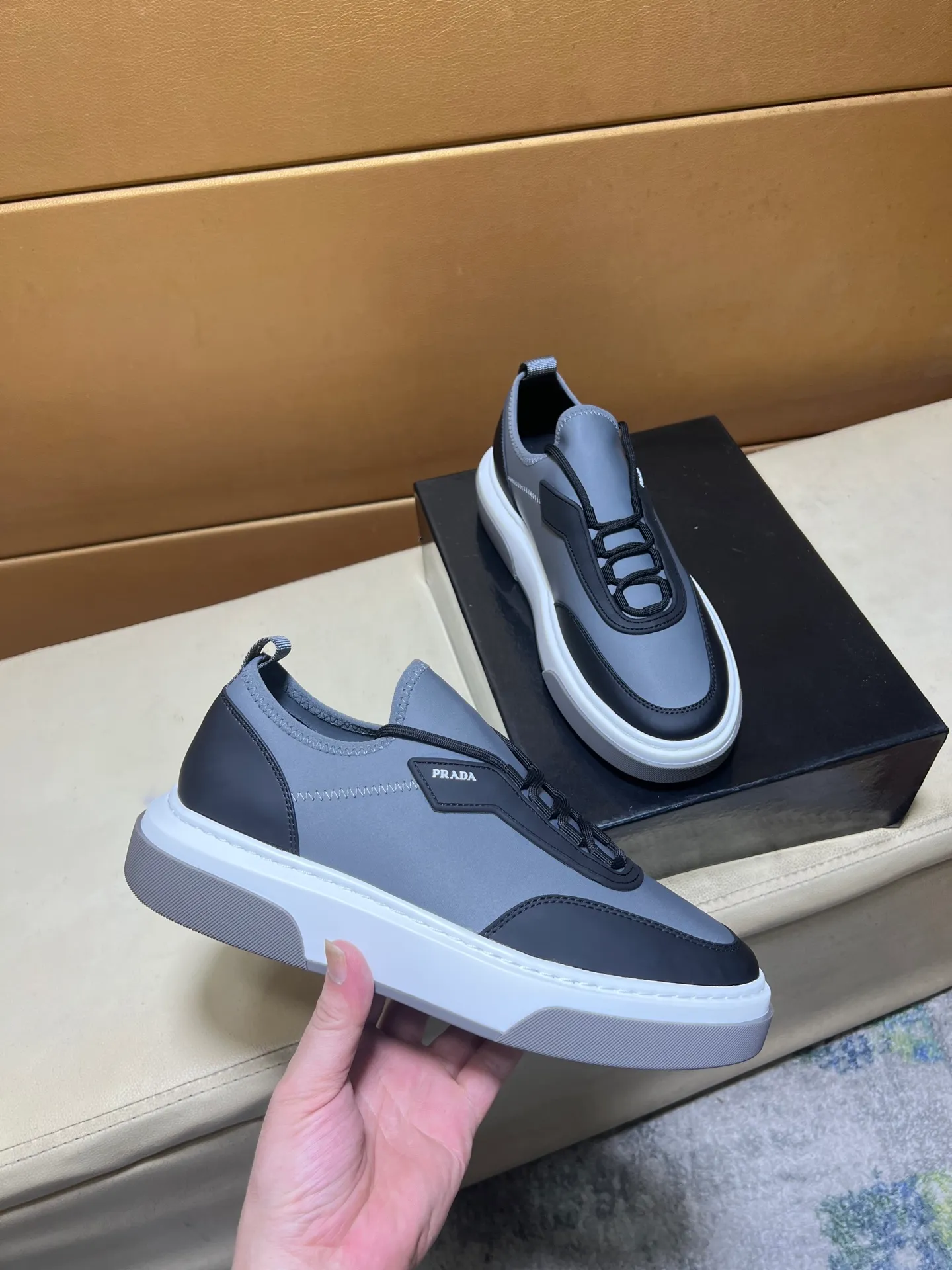 pp560💰👑👑《PRADA》【Classic Original Version】Prada: Top 🔝 Purchasing Agent 🔍🔍Sold at the latest men’s counter simultaneously, imported high-quality original version from Italy 🇮🇹: 🔝Brand silk calfskin·Shoe height, brand logo·Brand high mercerized canvas cloth·Tongue screen printing Brand logo: Prominent (high-end, extravagance, class), exquisite workmanship (imported Italian 🇮🇹 water-based mesh lining, 🐂cowhide feet), soles: original soles specially provided by the original factory, double-layer movable molding: transparent air cushion bottom, environmentally friendly, wear-resistant, ultra-light, comfortable, 🌲🌲🌲, real-life photos 🎬The real ones are more beautiful Code number 38-44